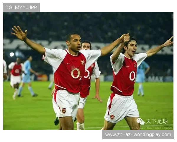 足球自由人角色在防守体系中的灵活调度功能